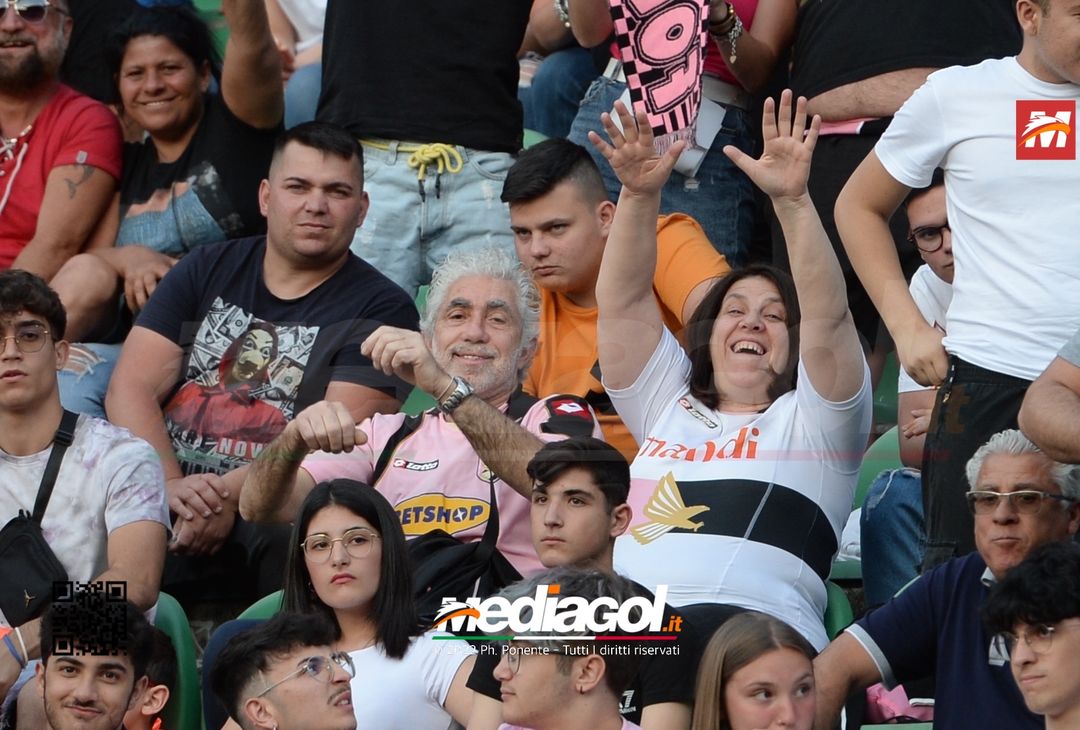 Fototifo, i tifosi allo stadio per Palermo-Feralpisaló 1-0 (gallery) - immagine 21