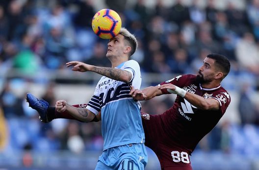  ROME, ITALY - DECEMBER 29: Luis Alberto of SS Lazio competes for the ball with Tomas Rincon of Torino FC during the Serie A match between SS Lazio and Torino FC at Stadio Olimpico on December 29, 2018 in Rome, Italy. (Photo by Paolo Bruno/Getty Images) 