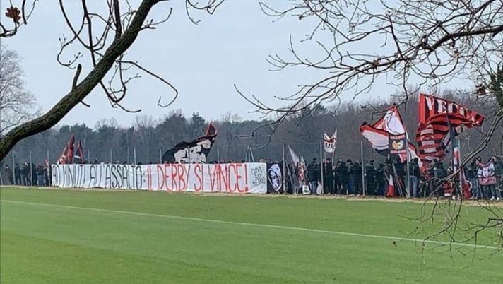 Milan-Inter, lo striscione della Curva Sud a Milanello in vista del derby (credits: Instagram banditi.curvasudmilano) | AC Milan News 
