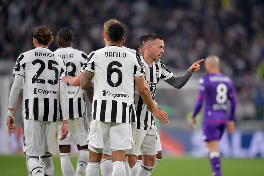 TURIN, ITALY - APRIL 20: Federico Bernardeschi of Juventus celebrates with teammates after scoring his team's first goal during the Coppa Italia Semi Final 2nd Leg match between Juventus FC v ACF Fiorentina at Allianz Stadium on April 20, 2022 in Turin, Italy. (Photo by Daniele Badolato - Juventus FC/Juventus FC via Getty Images) Incocciati: “Bernardeschi? Alla Juve rovinato, a Firenze…”- immagine 2