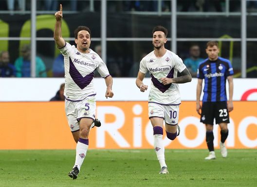MILAN, ITALY - APRIL 01: Giacomo Bonaventura of ACF Fiorentina celebrates after scoring the opening goal during the Serie A match between FC Internazionale and ACF Fiorentina at Stadio Giuseppe Meazza on April 01, 2023 in Milan, Italy. (Photo by Marco Luzzani/Getty Images) J come Jolly: la versatilità di Jack Bonaventura ed i numeri del leader- immagine 2