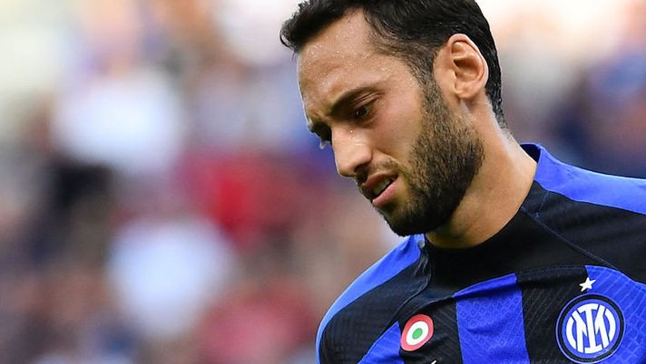 Inter Milan's Turkish midfielder Hakan Calhanoglu reacts during the Italian Serie A football match InterMilan vs Torino at the San Siro stadium in Milan, on September 10, 2022. (Photo by Isabella BONOTTO / AFP) (Photo by ISABELLA BONOTTO/AFP via Getty Images) Infortunio Calhanoglu, Sky: “Nuovi controlli decisivi, i tempi di recupero previsti” - immagine 1
