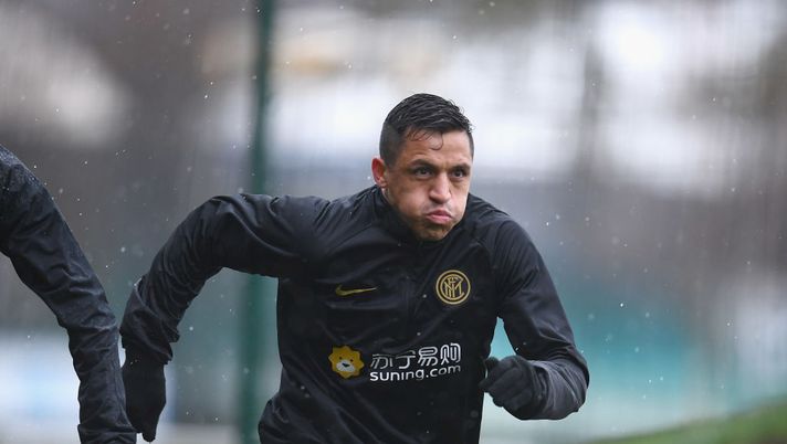 COMO, ITALY - MARCH 02:  Alexis Sanchez of FC Internazionale in action during FC Internazionale training session at Appiano Gentile on March 2, 2020 in Como, Italy.  (Photo by Claudio Villa - Inter/Inter via Getty Images) 