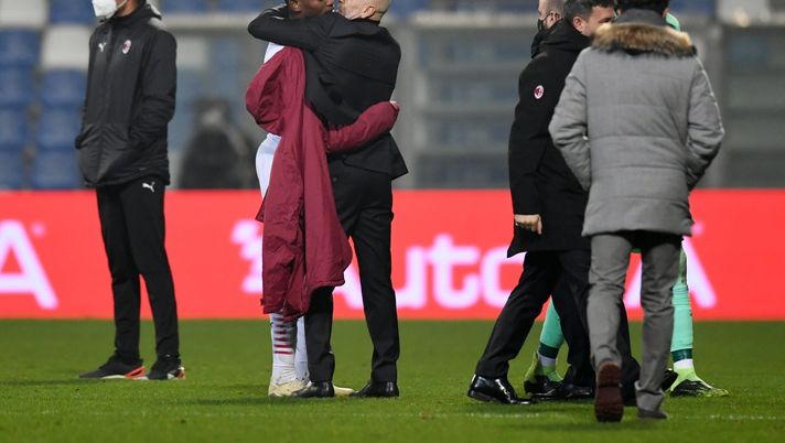 L'abbraccio tra Rafael Leao e Stefano Pioli dopo Sassuolo-Milan (Getty Images) 