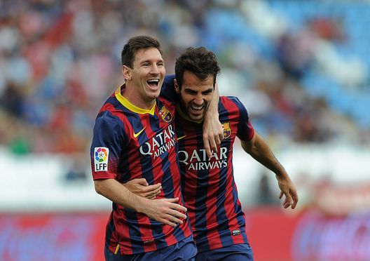 ALMERIA, SPAIN - SEPTEMBER 28: Lionel Messi (L) celebrates with Cesc Fabregas after scoring FC Barcelona's opening goal during the La Liga match between UD Almeria and FC Barcelona on September 28, 2013 in Almeria, Spain. (Photo by Denis Doyle/Getty Images) Fabregas: “Il nuovo Barça mi piace. Fischia a Messi assurdi, il calcio moderno preferisce la forza al talento” - immagine 1