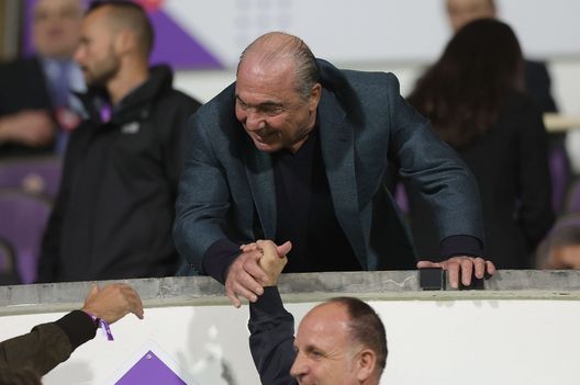 FLORENCE, ITALY - OCTOBER 27: Rocco Commisso president of ACF Fiorentina during the UEFA Europa Conference League group A match between ACF Fiorentina and Istanbul Basaksehir at Stadio Artemio Franchi on October 27, 2022 in Florence, Italy. (Photo by Gabriele Maltinti/Getty Images) Piano A e piano B: le manovre di Commisso per Sofyan Amrabat- immagine 2