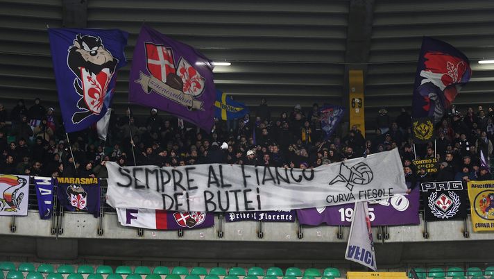 FOTO – Verona-Fiorentina, fratellanza sugli spalti: “Sempre al fianco” reciproci - immagine 1