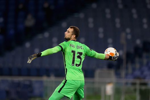  ROME, ITALY - NOVEMBER 05: AS Roma goalkeeper Pau Lopez in action during the UEFA Europa League Group A stage match between AS Roma and CFR Cluj at Stadio Olimpico on November 5, 2020 in Rome, Italy. (Photo by Paolo Bruno/Getty Images) 