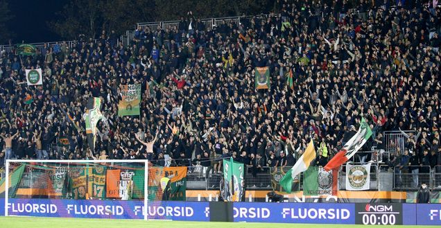 VENICE, ITALY - OCTOBER 18: Supporters of Venezia during the Serie A match between Venezia FC and ACF Fiorentina at Stadio Pier Luigi Penzo on October 18, 2021 in Venice, Italy. (Photo by Maurizio Lagana/Getty Images) VENICE, ITALY - OCTOBER 18: Supporters of Venezia during the Serie A match between Venezia FC and ACF Fiorentina at Stadio Pier Luigi Penzo on October 18, 2021 in Venice, Italy. (Photo by Maurizio Lagana/Getty Images)