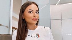 Marialuisa Jacobelli posa “con la maglia numero 10” dell’Italia per celebrare Euro 2020