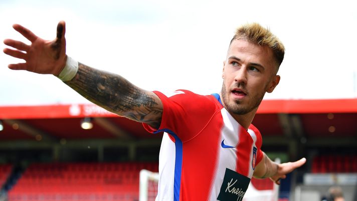 HEIDENHEIM, GERMANY - JUNE 13: Stefan Schimmer (not in frame) of FC Heidenheim 1846 scores his teams fourth goal of the game as team mate Niklas Dorsch who set it up celebrates during the Second Bundesliga match between 1. FC Heidenheim 1846 and SSV Jahn Regensburg at Voith-Arena on June 13, 2020 in Heidenheim, Germany. (Photo by Sebastian Widmann/Getty Images) 