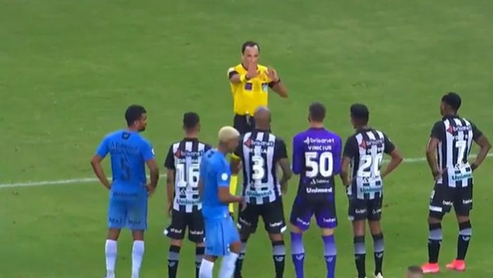 Arbitro anti-Covid in Brasile: uno spray per la distanza sociale quando i giocatori protestano Arbitro anti-Covid in Brasile: uno spray per la distanza sociale quando i giocatori protestano