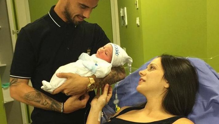 Jesús Suso e la moglie Alis Rodríguez con il figlio Alessio (credits: Official Jesús Suso Instagram account) 