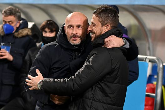 REGGIO NELL'EMILIA, ITALY - FEBRUARY 26: Vincenzo Italiano head coach of ACF Fiorentina embraces Alessio Dionisi head coach of US Sassuolo during the Serie A match between US Sassuolo and ACF Fiorentina at Mapei Stadium - Citta' del Tricolore on February 26, 2022 in Reggio nell'Emilia, Italy. (Photo by Alessandro Sabattini/Getty Images) Missione primaria: ritrovare la leggerezza. Per la Fiorentina niente è impossibile- immagine 2