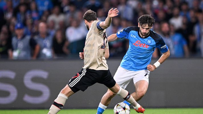 NAPLES, ITALY - OCTOBER 12: Khvicha Kvaratskhelia of SSC Napoli controls the ball against Daley Blind of AFC Ajax during the UEFA Champions League group A match between SSC Napoli and AFC Ajax at Stadio Diego Armando Maradona on October 12, 2022 in Naples, Italy. (Photo by Francesco Pecoraro/Getty Images) Martino: “Spalletti ha chiesto a Kvaratskhelia di dribblare di meno” - immagine 1