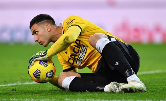 Juan Musso, il portiere dell'Udinese fa suo il pallone in area di rigore Juan Musso, il portiere dell'Udinese fa suo il pallone in area di rigore