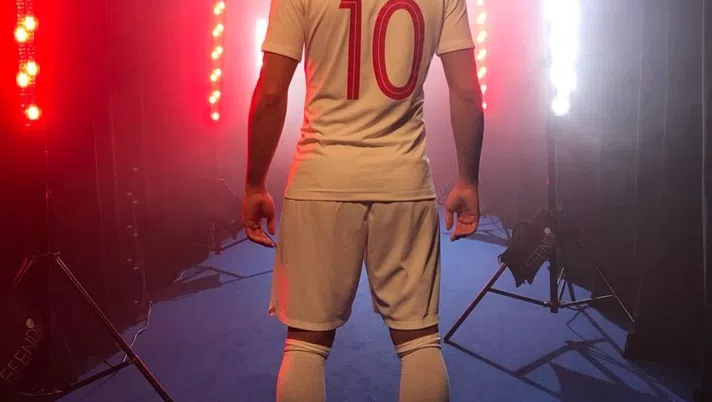 Hakan Calhanoglu e la maglia numero 10 della Turchia per i Mondiali, foto Twitter Calhanoglu