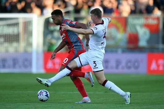 CREMONA, ITALY - AUGUST 27: Cyriel Dessers of US Cremonese competes for the ball with Perr Shuurs of Torino FC during the Serie A match between US Cremonese and Torino FC at Stadio Giovanni Zini on August 27, 2022 in Cremona, Italy. (Photo by Alessandro Sabattini/Getty Images) Torino, Schuurs dominante di testa: l’olandese bene all’esordio- immagine 2