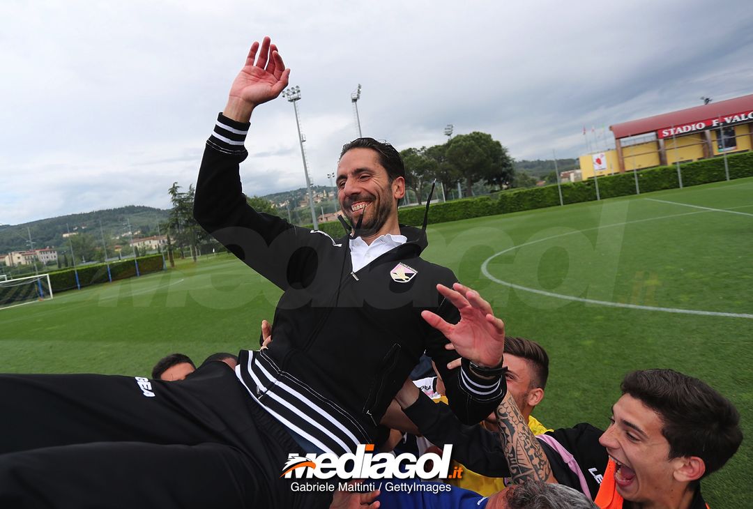  FLORENCE, ITALY - MAY 16: Giuseppe Scurto manager of US Citta' di Palermo U19 celebrates the victory during the SuperCoppa primavera 2 match between Novara U19 and US Citta di Palermo U19 at Centro Tecnico Federale di Coverciano on May 16, 2018 in Florence, Italy.  (Photo by Gabriele Maltinti/Getty Images) 