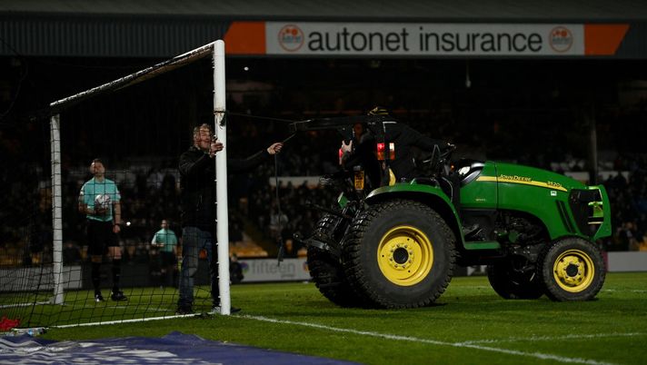 BURSLEM, ENGLAND - JANUARY 18: The groundsman repairs the goalpost during the Sky Bet League Two match between Port Vale and Salford City at Vale Park on January 18, 2022 in Burslem, England. (Photo by Gareth Copley/Getty Images) Giocatore del Port Vale si scontra contro il palo: sistemato da un… trattore! - immagine 1