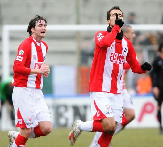 VICENZA, ITALY - FEBRUARY 06: Valerio Di Cesare of Vicenza celebrates after scoring the opening goal during the Serie B match between Vicenza and Reggina at Stadio Romeo Menti on February 6, 2010 in Vicenza, Italy. (Photo by Roberto Serra/Getty Images) VICENZA, ITALY - FEBRUARY 06: Valerio Di Cesare of Vicenza celebrates after scoring the opening goal during the Serie B match between Vicenza and Reggina at Stadio Romeo Menti on February 6, 2010 in Vicenza, Italy. (Photo by Roberto Serra/Getty Images)