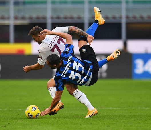 MILAN, ITALY - NOVEMBER 22: Danilo D'Ambrosio of FC Internazionale competes for the ball with Karol Linetty of Torino FC during the Serie A match between FC Internazionale and Torino FC at Stadio Giuseppe Meazza on November 22, 2020 in Milan, Italy. (Photo by Claudio Villa - Inter/Inter via Getty Images) Sette gare alla fine del girone d’andata: al “Grande Torino” bisogna fare punti- immagine 2