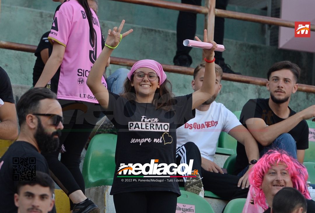 Fototifo, facce da Serie B. I tifosi allo stadio per Palermo-Padova 1-0 - immagine 60