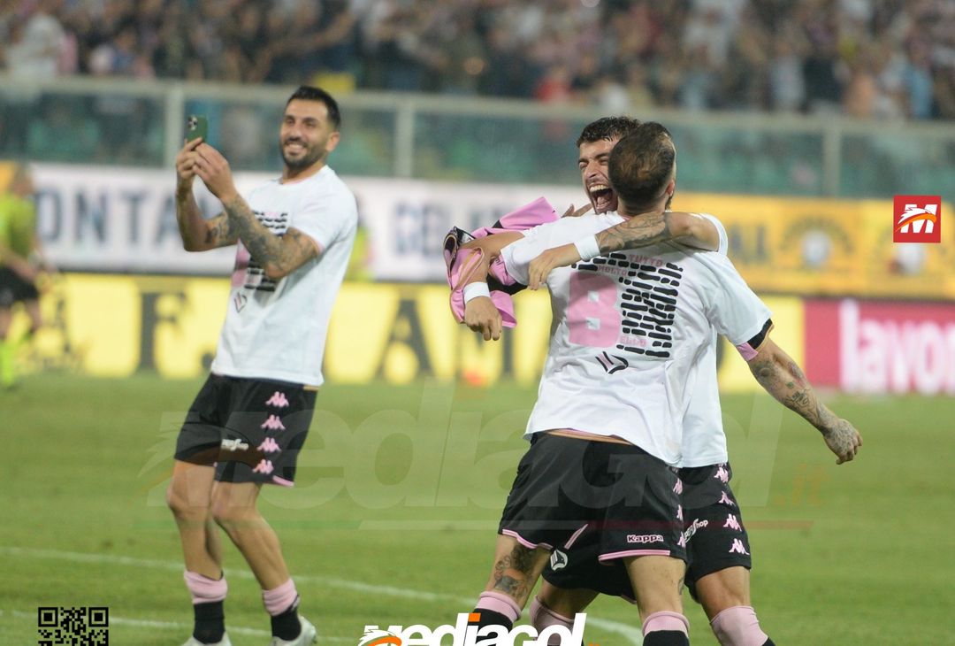 FOTO Palermo in Serie B, i festeggiamenti dei rosanero al Renzo Barbera (Gallery) - immagine 106