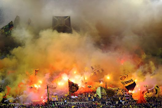 (Photo by Dean Mouhtaropoulos/Getty Images) Facebook shock: di chi era il dito mozzato, finito in un boccale di birra al derby Borussia-Schalke?- immagine 2
