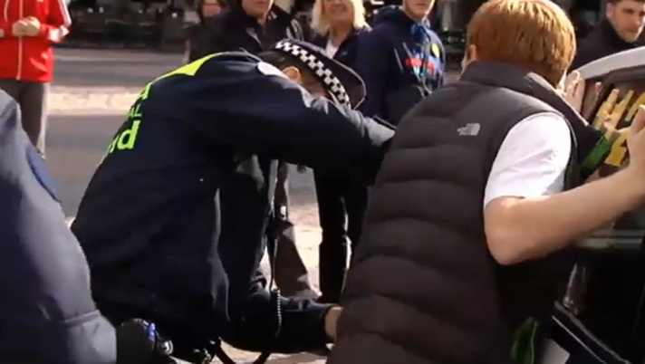 Video shock in Inghilterra: agente di polizia prende a calci tifoso senza motivo Video shock in Inghilterra: agente di polizia prende a calci tifoso senza motivo - immagine 1