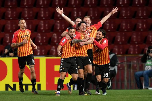  BENEVENTO, ITALY - JANUARY 22: Gianluca Lapadula of Benevento celebrates scoring the 2nd Benevento goal with team mates during the Serie A match between Benevento Calcio and Torino FC at Stadio Ciro Vigorito on January 22, 2021 in Benevento, Italy. (Photo by Francesco Pecoraro/Getty Images) 