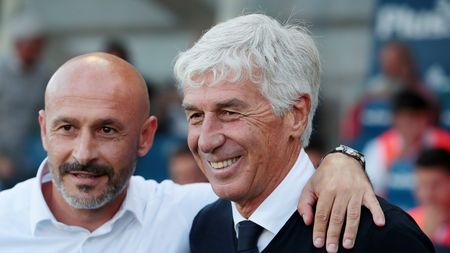 BERGAMO, ITALY - OCTOBER 02: Gian Piero Gasperini, Head Coach of Atalanta and Vincenzo Italiano, Head Coach of Fiorentina pose for a photo during the Serie A match between Atalanta BC and ACF Fiorentina at Gewiss Stadium on October 02, 2022 in Bergamo, Italy. (Photo by Emilio Andreoli/Getty Images)