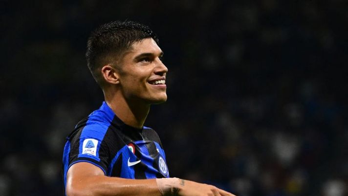 Inter Milan's Argentinian forward Joaquin Correa celebrates scoring his team's first goal during the Italian Serie A football match between Inter Milan and Cremonese at the San Siro stadium in Milan on August 30, 2022. (Photo by MIGUEL MEDINA / AFP) (Photo by MIGUEL MEDINA/AFP via Getty Images) Inter, da Correa in pole a Calhanoglu e Acerbi: la probabile formazione - immagine 1