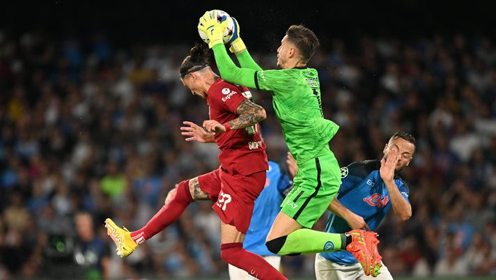 NAPLES, ITALY - SEPTEMBER 07: Alex Meret of SSC Napoli catches the ball while under pressure from Darwin Nunez of Liverpool during the UEFA Champions League group A match between SSC Napoli and Liverpool FC at Stadio Diego Armando Maradona on September 07, 2022 in Naples, Italy. (Photo by Francesco Pecoraro/Getty Images) meret
