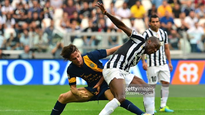 Juventus' defender Angelo Ogbonna (Front) vies with Hellas Verona's forward Daniele Cacia during the Italian Serie A football match Juventus vs Hellas Verona at 'Juventus Stadium' in Turin on September 22, 2013 . AFP PHOTO / GIUSEPPE CACACE (Photo credit should read GIUSEPPE CACACE/AFP/Getty Images) Ogbonna: “Conte ha voglia di vincere, Allegri ama più gestire” - immagine 1