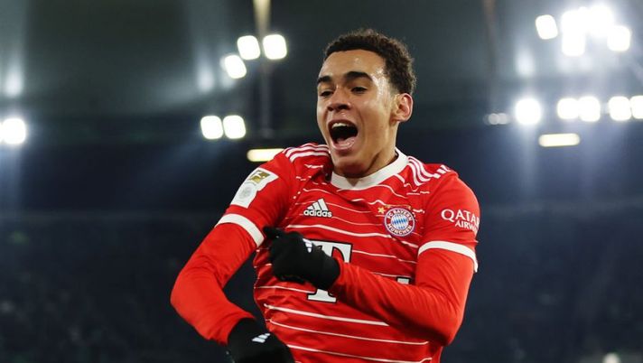 WOLFSBURG, GERMANY - FEBRUARY 05: Jamal Musiala of Bayern Munich celebrates after scoring the team's fourth goal during the Bundesliga match between VfL Wolfsburg and FC Bayern München at Volkswagen Arena on February 05, 2023 in Wolfsburg, Germany. (Photo by Maja Hitij/Getty Images) Da Haller a Musiala: ecco la top 11 per questa giornata di Euroleghe - immagine 1