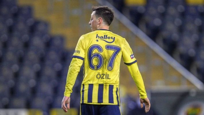 Fenerbahçe: Mesut Özil fuori rosa da Marzo…e il nuovo allenatore non fa sconti Fenerbahçe: Mesut Özil fuori rosa da Marzo…e il nuovo allenatore non fa sconti - immagine 1
