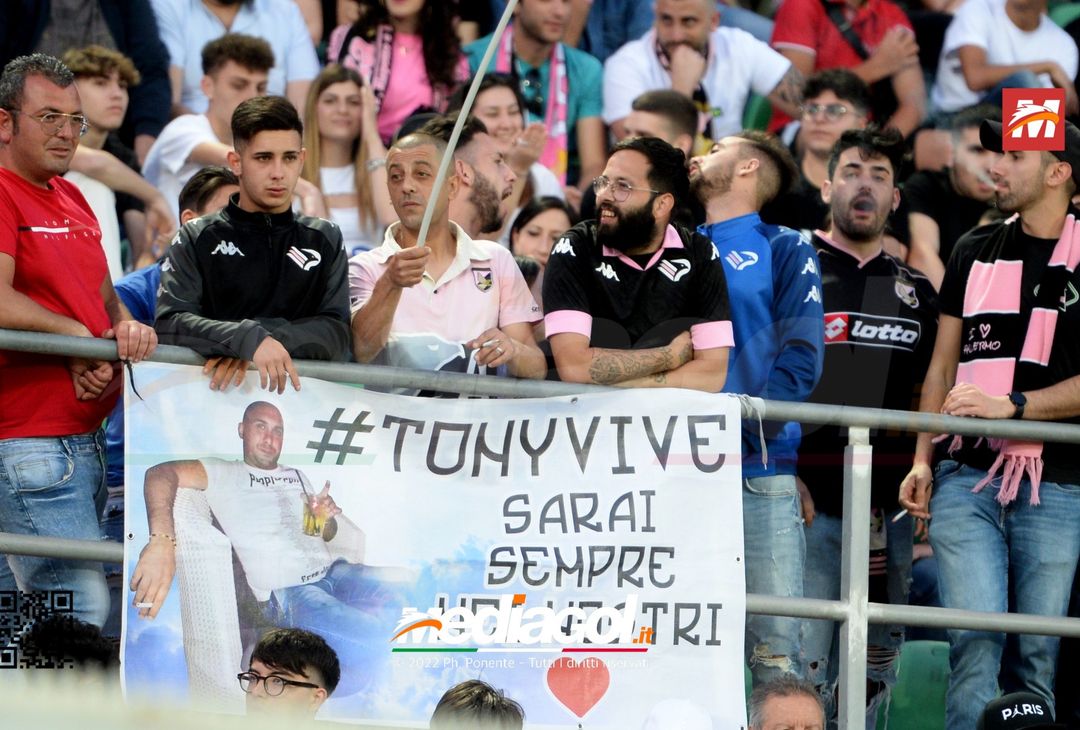 Fototifo, i tifosi allo stadio per Palermo-Virtus Entella 2-2 (gallery) - immagine 112