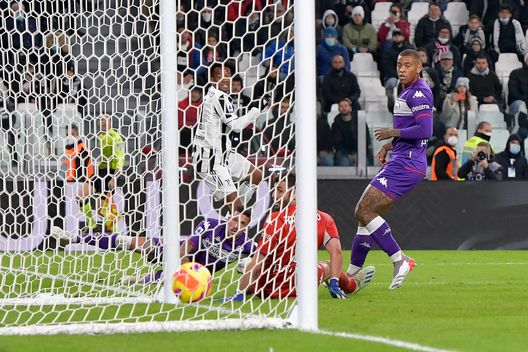 TURIN, ITALY - NOVEMBER 06: Juan Cuadrado of Juventus scores his team's first goal during the Serie A match between Juventus FC and ACF Fiorentina at Allianz Stadium on November 06, 2021 in Turin, Italy. (Photo by Daniele Badolato - Juventus FC/Juventus FC via Getty Images) Consigli Fantacalcio, 5 difensori per la 14a giornata: occhio alla velocità di Cuadrado!- immagine 2