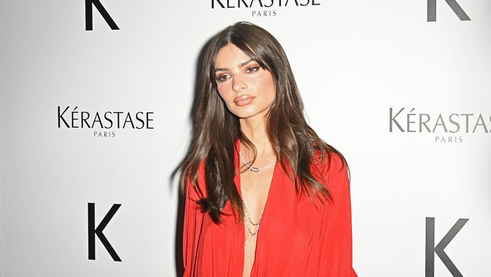 Emily Ratajkowski indossa la maglia del Napoli: svelato il motivo - immagine 1