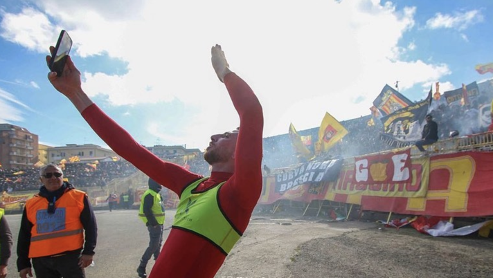 Catanzaro in Serie B, Cianci come Totti: esulta e scatta un seflie con la curva - immagine 1