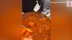 VIDEO / Pranzo in terrazza per Diletta Leotta: pasta e cotoletta gigante