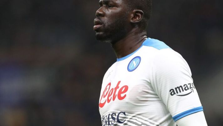 MILAN, ITALY - NOVEMBER 21: Kalidou Koulibaly of SSC Napoli looks on during the Serie A match between FC Internazionale and SSC Napoli at Stadio Giuseppe Meazza on November 21, 2021 in Milan, Italy. (Photo by Marco Luzzani/Getty Images) Di Marzio: “Koulibaly, resistenze verso la Juve: la sua preferenza. Si è parlato anche di Milenkovic” - immagine 1
