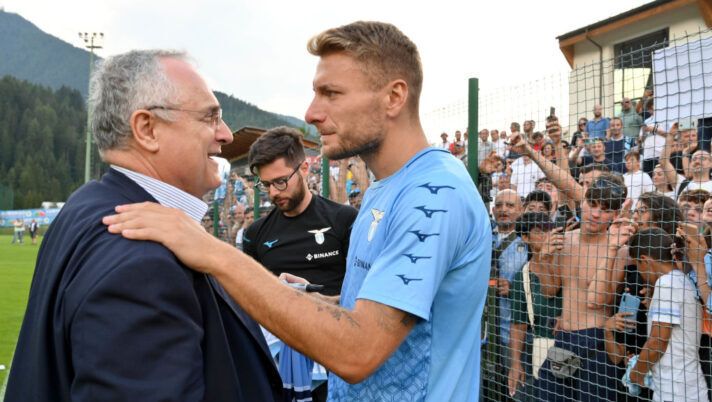 AURONZO DI CADORE, ITALY - JULY 16: SS Lazio President Claudio Lotito and Ciro Immobile talk after the SS Lazio training session on July 16, 2022 in Auronzo di Cadore, Italy. (Photo by Marco Rosi - SS Lazio/Getty Images) Lotito: “Felipe, non c’è rottura sul rinnovo! Non vogliamo mandare via Immobile, l’Arabia…” - immagine 1