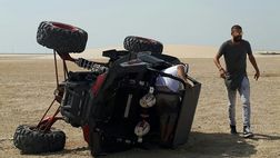 VIDEO / Pique in versione rally sgomma fra le dune, ma la gita finisce male