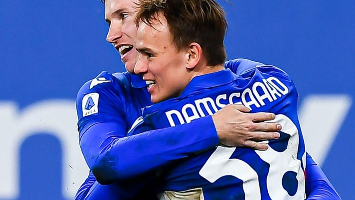 GENOA, ITALY - DECEMBER 19: Jakub Jankto and Mikkel Krogh Damsgaard of UC Sampdoria celebrate after 2-0 during the Serie A match between UC Sampdoria and FC Crotone at Stadio Luigi Ferraris on December 19, 2020 in Genoa, Italy. (Photo by Paolo Rattini/Getty Images) Le chance di Bereszynski, Jankto, Candreva e Verre in pole: le prove di casa Samp - immagine 1