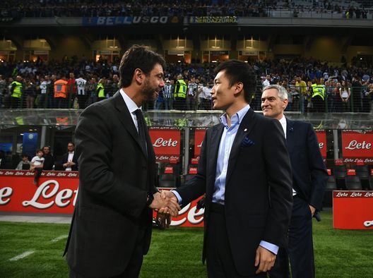 MILAN, ITALY - APRIL 28: President Juventus FC Andrea Agnelli (L) and FC Internazionale Milano board member Steven Zhang Kangyang chat prior to the serie A match between FC Internazionale and Juventus at Stadio Giuseppe Meazza on April 28, 2018 in Milan, Italy. (Photo by Claudio Villa - Inter/FC Internazionale via Getty Images) Inter, approvato il bilancio: ricavi in crescita, ma c’è un rosso di 140 mln- immagine 2