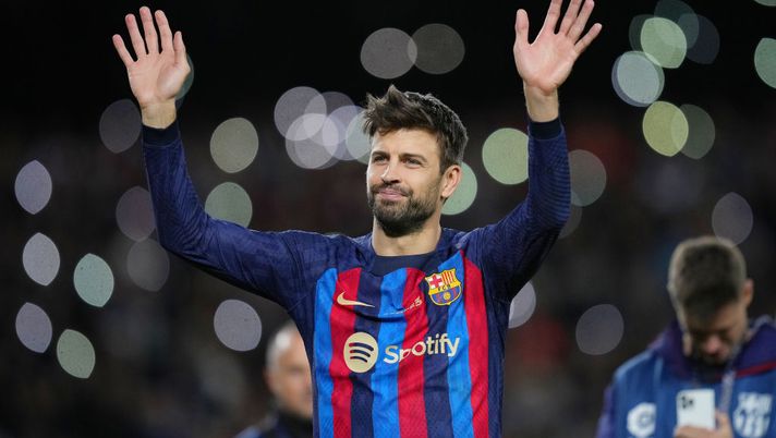 BARCELONA, SPAIN - NOVEMBER 05: Gerard Pique of FC Barcelona waves to fans as they take part in a lap of honour after the LaLiga Santander match between FC Barcelona and UD Almeria at Spotify Camp Nou on November 05, 2022 in Barcelona, Spain. (Photo by Alex Caparros/Getty Images) Andorra, Piqué vuole auto-ingaggiarsi ma non può - immagine 1