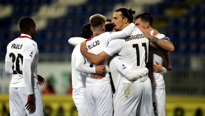 Zlatan Ibrahimovic AC Milan esulta coi compagni dopo il gol al Cagliari (Getty Images) 