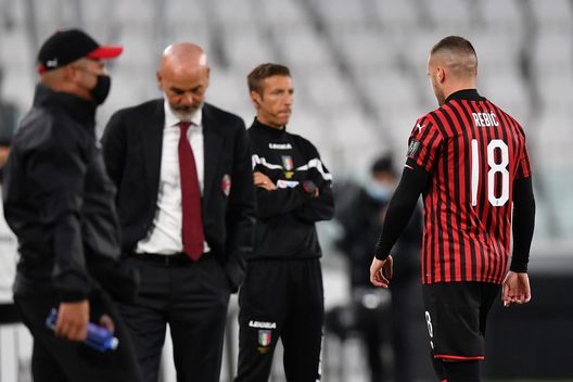 Stefano Pioli sconsolato per l'espulsione di Ante Rebic in Juventus-Milan di Coppa Italia (credits: GETTY Images) Stefano Pioli sconsolato per l'espulsione di Ante Rebic in Juventus-Milan di Coppa Italia (credits: GETTY Images)